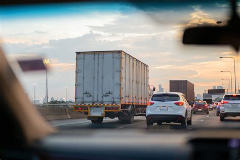 Tematinė nuotrauka, vaizduojanti asmenį, perkantį automobilį internetu