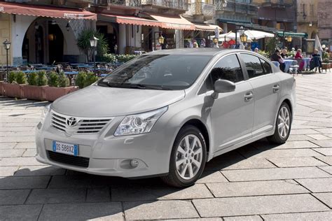 Infografika: laikrodžio nustatymo kelias Toyota Avensis nuo 2009 metų