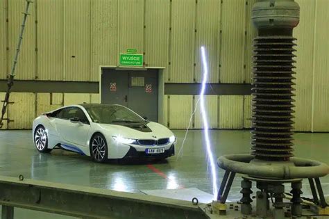 demonstracija kaip veikia Faradėjaus narvas automobilyje