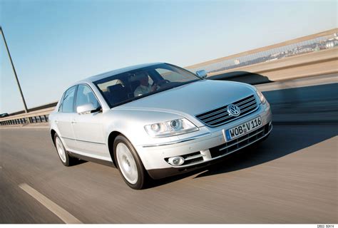 Volkswagen Phaeton V10 TDI priekis ir šonas, demonstruojantis jo solidų dizainą