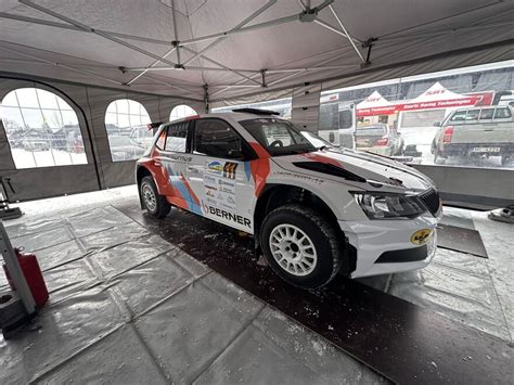 Ralio automobilis dulkiname kelyje