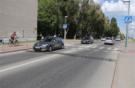 Nuotrauka su ant kelio esančia metaline santvara su keliomis kameromis.