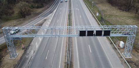 Nuotrauka su kelio dangą įmontuotais eismo intensyvumo davikliais (