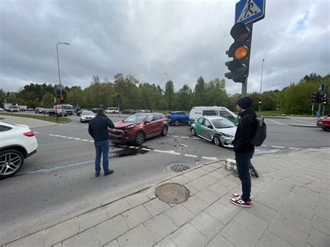 Teminė nuotrauka: transporto srautai intensyvioje sankryžoje