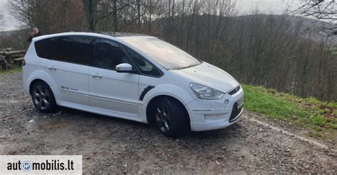 Ford S-Max automobilis važiuojantis vingiuotu keliu, demonstruojantis stabilumą