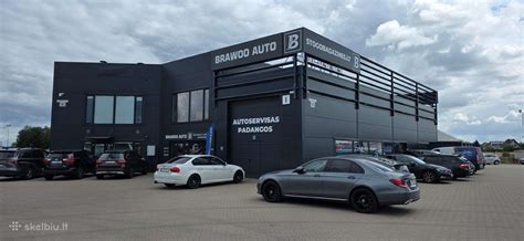 Teminė nuotrauka: automobilių servisas su padangų keitimo stendu