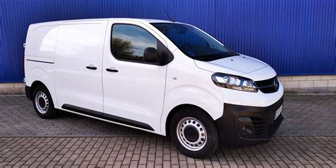Opel Vivaro-e įkrovimo stotelėje