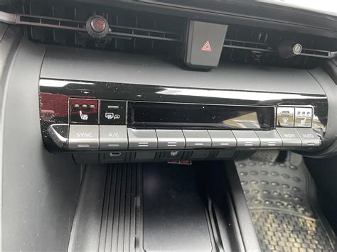 Toyota Avensis klimato kontrolės panelė su REC ir AC lemputėmis