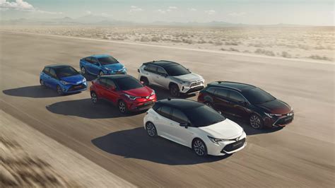 Thematinis paveikslėlis: Automobiliai „Porsche 911“, „Toyota Prius“ ir kompaktinis krosoveris