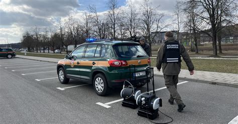Aplinkosaugininkas tikrina automobilio išmetamųjų dujų taršą