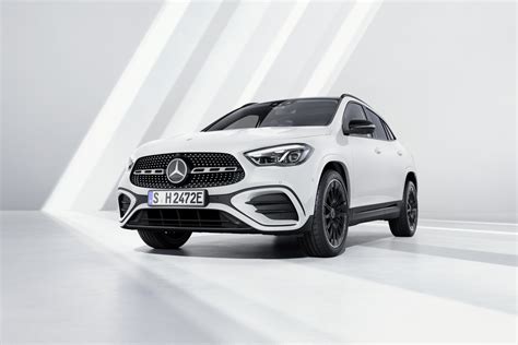Tematinė Mercedes-Benz GLA išorės nuotrauka su pabrėžtais dizaino elementais