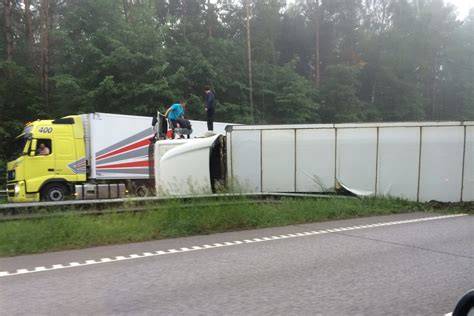 Apvirtęs vilkikas ant kelio Kavalčiukų kaime