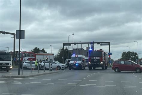 Tematinė nuotrauka: automobilių susidūrimas sankryžoje, ugniagesiai ir policija