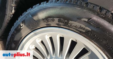 Teminė nuotrauka su Dayton žieminėmis padangomis ant automobilio.