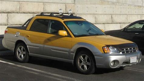 Ankstyvo Subaru Baja modelio nuotrauka su geltonos ir sidabrinės spalvos kombinacija