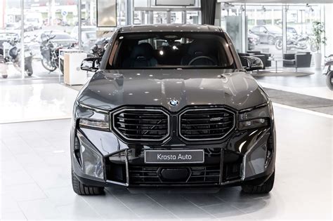 BMW 1 serijos automobilis su įvairiais aksesuarais