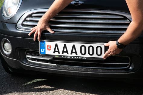 Teminė nuotrauka: automobilių numerio ženklų gamyba