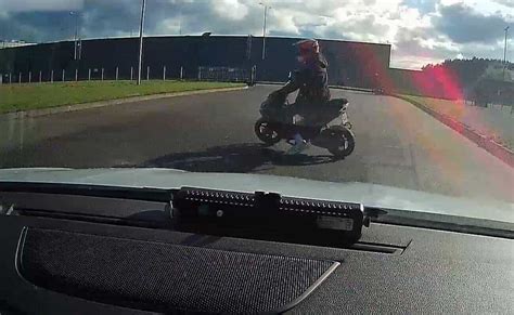 Teminė nuotrauka: motorolerio vairuotojas su šalmu