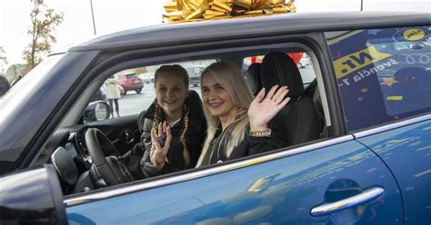 Teminė nuotrauka: žmonės džiaugiasi nauju automobiliu