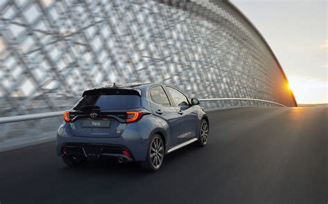 Toyota Yaris hibridinės pavaros schema, iliustruojanti variklio ir akumuliatoriaus veikimą