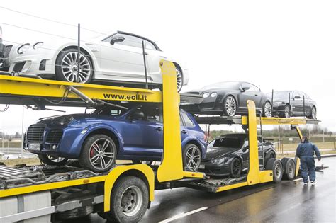 Dengtas autovežis gabenantis prabangų automobilį