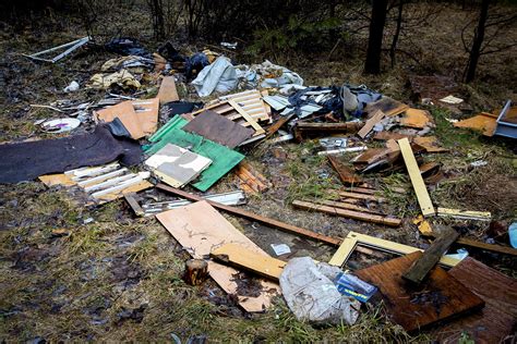 Tematinė nuotrauka su deginama atliekų krūva