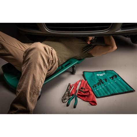 nuimtas ratas gulintis po automobiliu, apsaugant nuo nukritimo