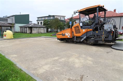 Nuotrauka, vaizduojanti moderniai įrengtą autoserviso remonto zoną su keltuvais ir įrankiais