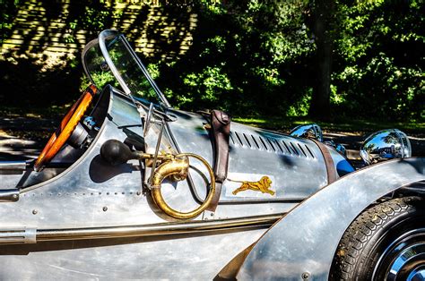 Kolekcija skirtingų automobilių būklių nuotraukų: senas, daužtas, nevažiuojantis automobilis