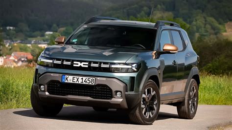 Dacia Duster 2025 interjero nuotrauka su pavaizduotais daiktų laikikliais ir telefono fiksavimo vieta