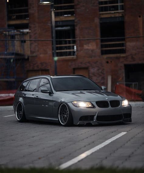 Vaizdas: BMW E91 Touring universalas šiuolaikiniame mieste