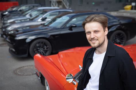 Tematinė nuotrauka: žmogus, apžiūrinėjanits automobilį Autogidas.lt svetainėje
