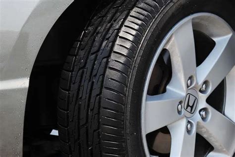 automobilio ratlankis ir pradūrta padanga