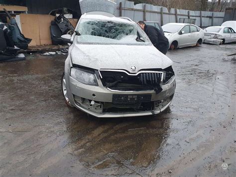 Skoda Octavia variklis su piltuvu ir alyvos bakeliu