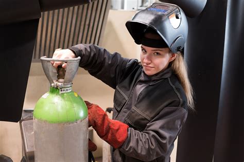 Teminė nuotrauka: suvirintojas, dirbantis su automobilio kėbulu