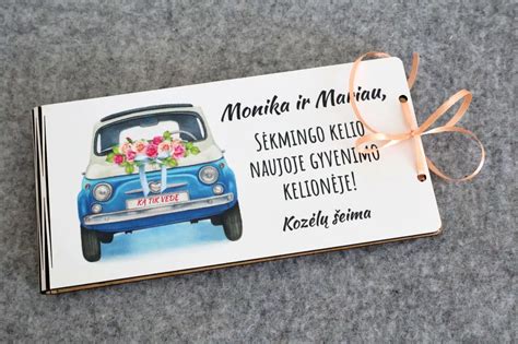 Vestuvinis automobilis su baltų rožių širdies dekoracija