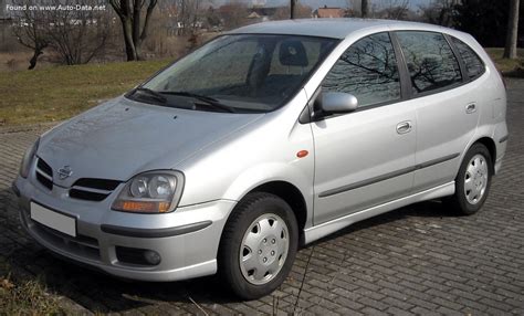 Nissan Almera Tino automobilis bendru planu