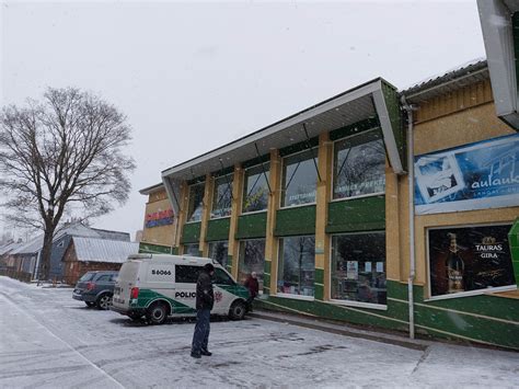Teminė nuotrauka, atspindinti statybų ir apdailos medžiagų prekybos centrą su klientais.