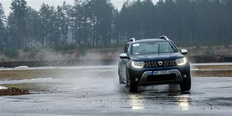Dacia Duster bekelėje demonstruojanti pravažumą
