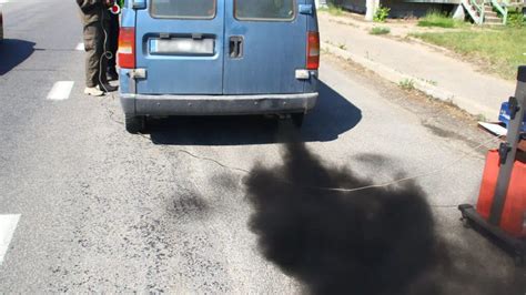 Automobilio išmetamųjų dujų vamzdis su juodais dūmais