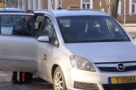Tematinė nuotrauka: išmanusis taksi, vairuotojas ir keleivis