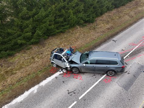nuotrauka su automobilio avarijos vieta ir apgadintu stulpu