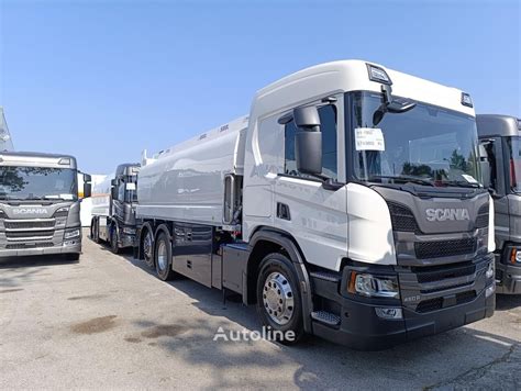 Teminis nuotrauka: Scania P serijos sunkvežimis benzovežis atliekantis degalų pristatymą
