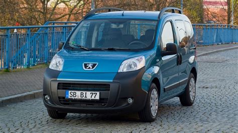 Tematinė nuotrauka su Peugeot Bipper automobilio eksterjeru