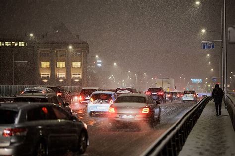 Teminė nuotrauka: užterštas miesto oras, automobilių kamščiai
