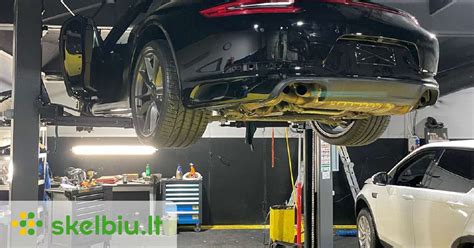 Autoserviso meistras tikrina automobilio oro pagalvių sistemą