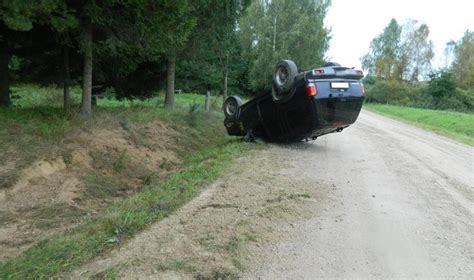 apvirtęs automobilis kelio griovyje