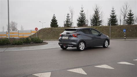 Teminė nuotrauka, vaizduojanti naudotą „Nissan“ automobilį autogido aplinkoje