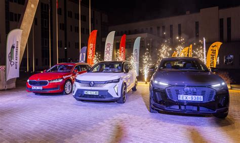 Teminė nuotrauka: autoserviso interjeras arba automobilis remonto metu