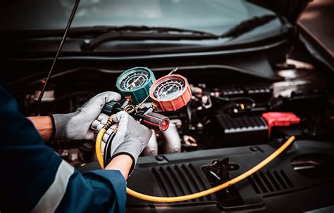 Teminė nuotrauka: automobilių kondicionieriaus pildymo procesas
